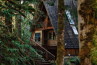 The murderous cabin in the woods. Photo sourced from peakpx.com.