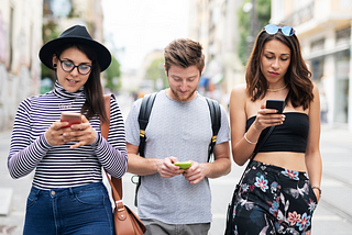 ¿Miras tu teléfono móvil mientras caminas?