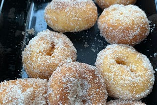 Mini-donuts, sugared.
