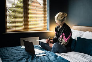 Girl entrepreneur trying 19 side hustles to make money online.