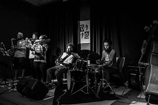Conde Favela Sexteto conta a história do jazz: intenso, resistente e contemporâneo