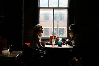 Duas mulheres conversando em um restaurante