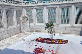 Unmarked, Unnoticed, Austerly Simple And Open Grave Of Aurangzeb Alamgeer — Last Great Mughal…