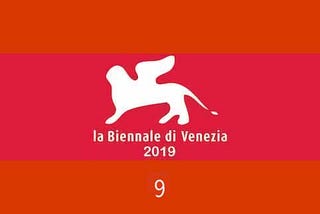 logo biennale con leone alato venezia su campo rosso