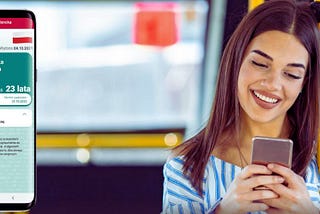 Młoda kobieta w autobusie korzysta ze smartfona, na ekranie wyświetlona e-legitymacja ON — cyfrowa legitymacja ułatwiająca codzienne podróże