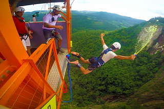 Como vivemos as maiores aventuras de nossas vidas com latinhas de Red Bull