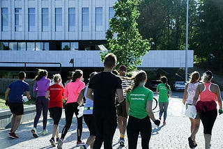 Plogging kehittää kehoa. Lue vinkit hyvään ekologiseen plogging-treeniin.