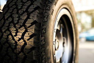 Kautschuk: Die Geschichte der schwarzen Autoreifen