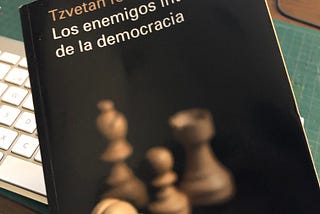 Los enemigos íntimos de la democracia