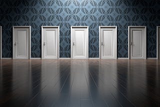 Varias puertas entre las que seleccionar