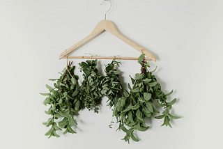 DIY : fabriquez votre propre séchoir rustique à fines herbes pour en profiter toute l’année