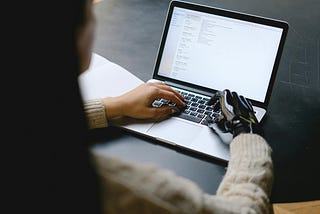 How Everyone Knows That Your Story Was “100% AI-Written”— Check for These 5 Clear Signs