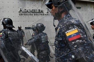 Venezuelan National Police members stand guard outside the National Assembly. © Cristian Hernandez / AFP