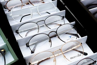 Easy steps to choosing the right shape of eyeglass frame for your face