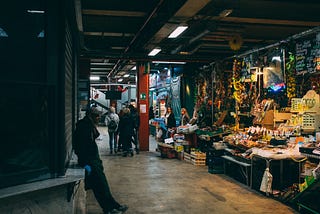 Menyaksikan Penjual Pasar bersiap-siap pada Minggu Subuh.