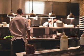 Sin trabajadores y con vacantes en el aire: los restaurantes apuestan por la tecnología