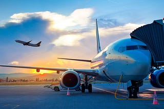 كيف يسهم الذكاء الاصطناعي في تقليل انبعاثات الكربون وتحسين إدارة حركة الطائرات في المطارات المزدحمة