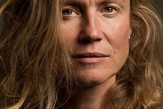 Sophie Hilbrand schuift aan in podcast Tamara Elbaz: ‘Wat vindt ze van mij?’