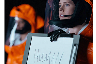 Escena de Arrival. Amy Adams aprende cómo comunicarse con aliens.