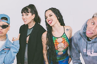 De izquierda a derecha, Jops de Zona Infame, Andrea Martinez, Asmir Young y Klibe de Zona Infame divirtiéndose durante la grabación del videoclip de “BENDITA MI SUERTE”.