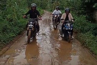 IMH LOTENG MENYOROTI RUSAKNYA JALAN MASYARAKAT DI BALIK MEGAHNYA MANDALIKA