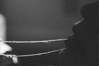 Déjame sentir cómo late tu corazón en la punta de mi lengua