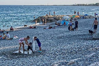 Ciri Khas Pantai Nice Prancis yang Menghilang