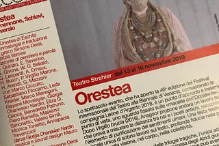 Foto del foglio di sala descrittivo distribuito a teatro