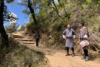 2 hike guides chatting.
