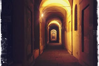 Quando la salita sta per finire, mancano poche rampe al piazzale aperto, lui è già arrivato di…