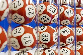 Lotto, probabilità e ritardatari: perché agli italiani piace tanto farsi infinocchiare
