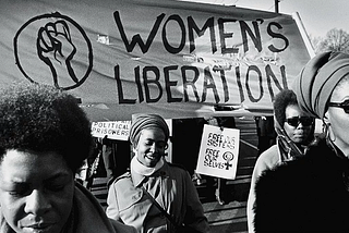 Grupo Women’s Liberation marcha em apoio ao Partido dos Panteras Negras. 4 mulheres negras em destaque.