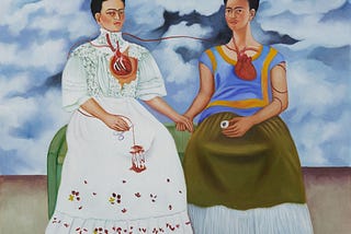 “The Two Fridas.” The characters are placed on a bench with a straight torso, fixed eyes as if after the suffering she endured, nothing can knock her down as long as she has herself beside her.
