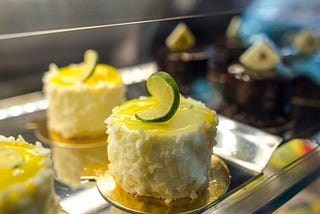 Ode alla Torta Mimosa. Che sia l’8 Marzo, Natale o Ferragosto