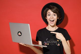 A girl wearing a t-shirt with the main motive of Smart Interface Design Patterns