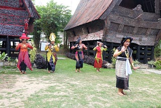 Jalan-Jalan ke Danau Toba