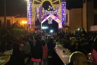 Sagra a Castel del lago con penne alla boscaiola e spiedini e del vino aglianico.