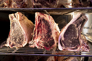 Carne frollata: cos’è, come si cucina, quanto costa e quale taglio scegliere