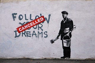 grafite banksy homem e mensagem follow your dreams cancelled