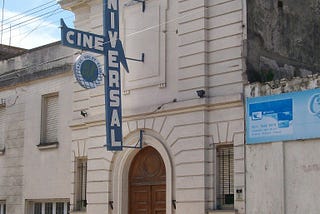 Universal, el último cine de Azul