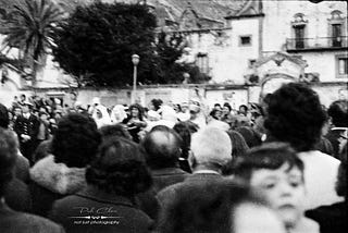 Lancio di uova verso i fascisti di Cinisi in maschera a Cinisi nel 1976