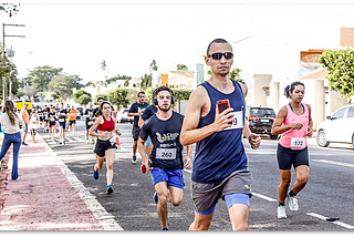 Uma corrida de rua com homens e mulheres correndo.