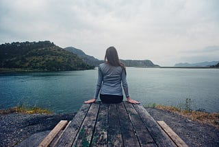 Lady seat at the edge of a river