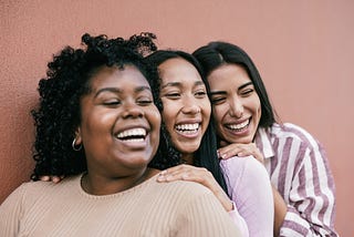 Multiracial women with different skin color — Concept of friendship and happiness