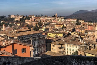 (Foto de Sandro Marsiglietti: Perugia, Colle di Porta Sole{1}. [Panorama de Borgo S. Angelo com o Palazzo Gallenga em primeiro plano e o convento franciscano de Monteripido ao fundo] via flickr).