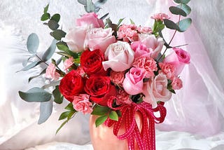 luxury roses in a vase by Interflora India