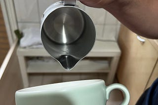[拉花圖文教學]拉花初學者最常忽略的鋼杯咖啡杯角度問題