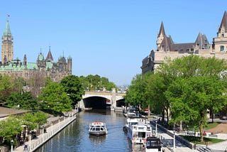 Soixante Nouveaux Canadiens Prêtent Serment lors d’une Cérémonie à Ottawa
