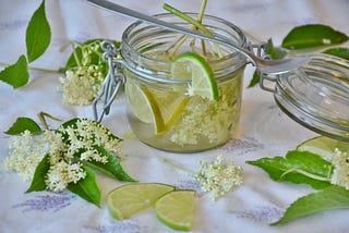 Sommerliches Dessert mit gebackenen Holunderblüten