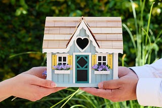 How to Buy and Sell a House at the Same Time